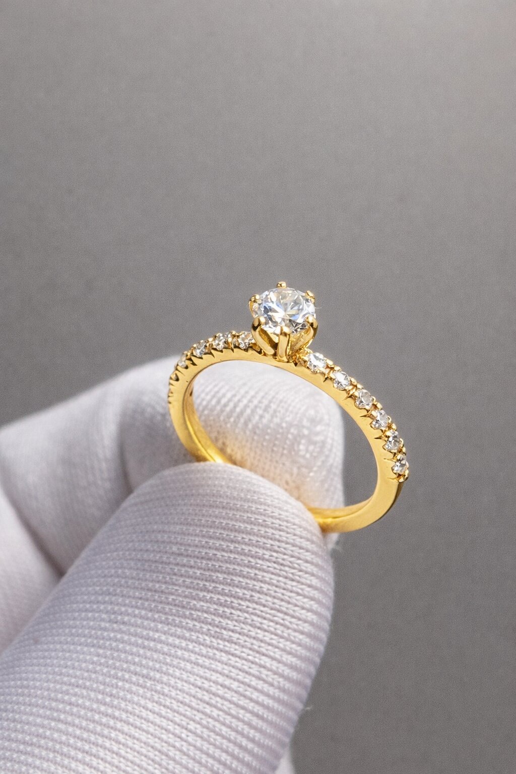 Anel solitário clássico em ouro amarelo com diamante central