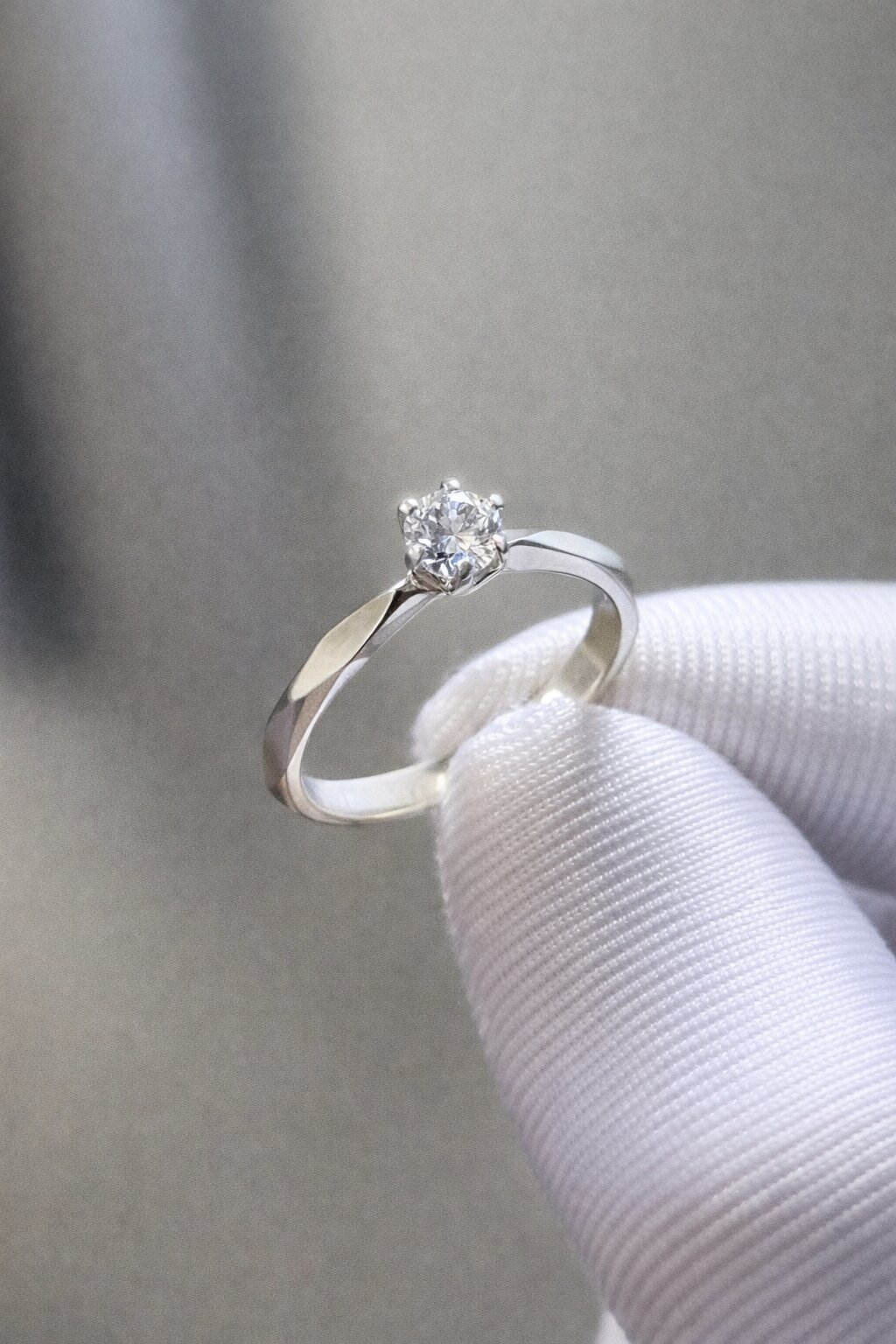 Anel solitário de diamante em ouro branco